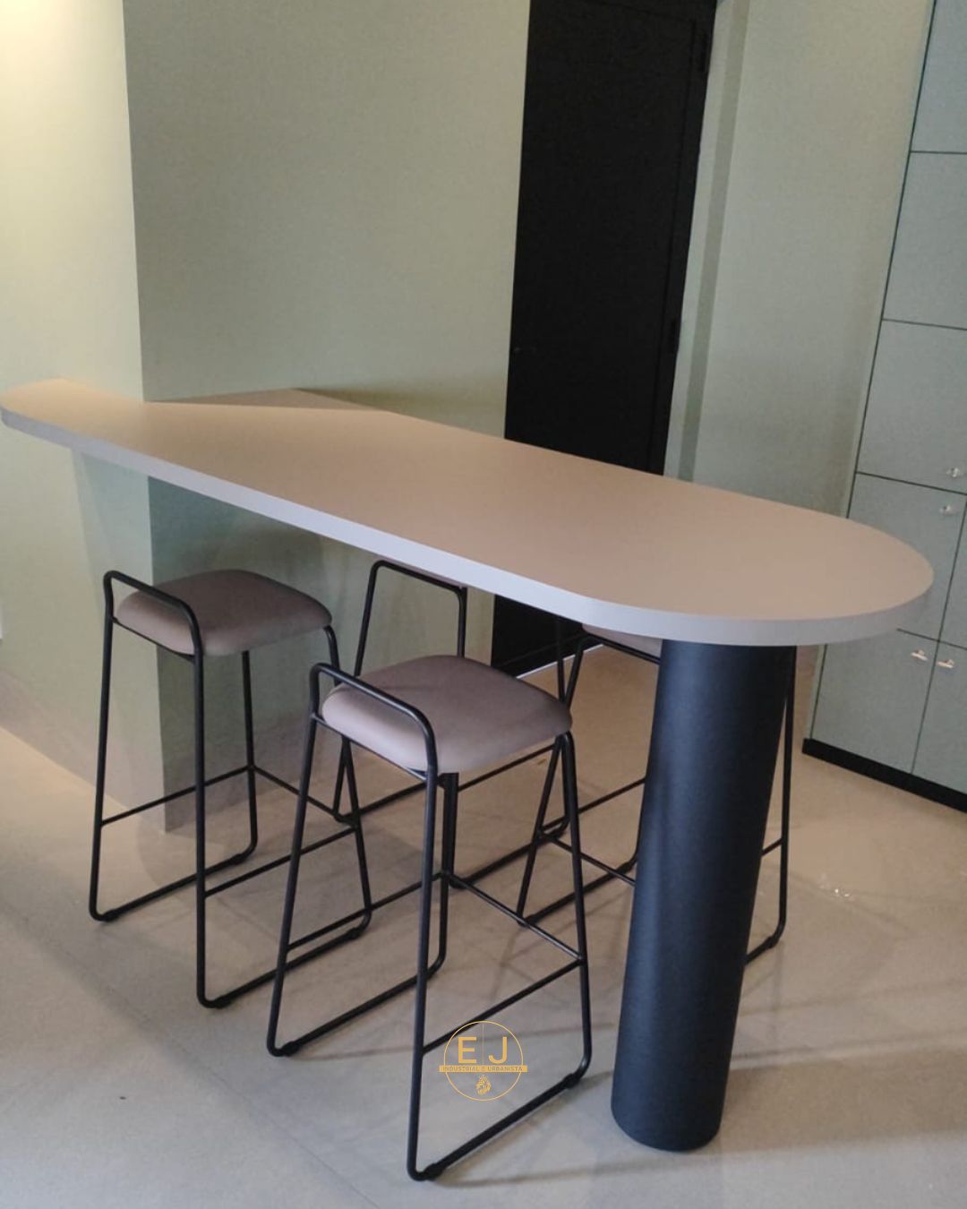 Mesa com estrutura metálica e bancos — E|J Industrial
