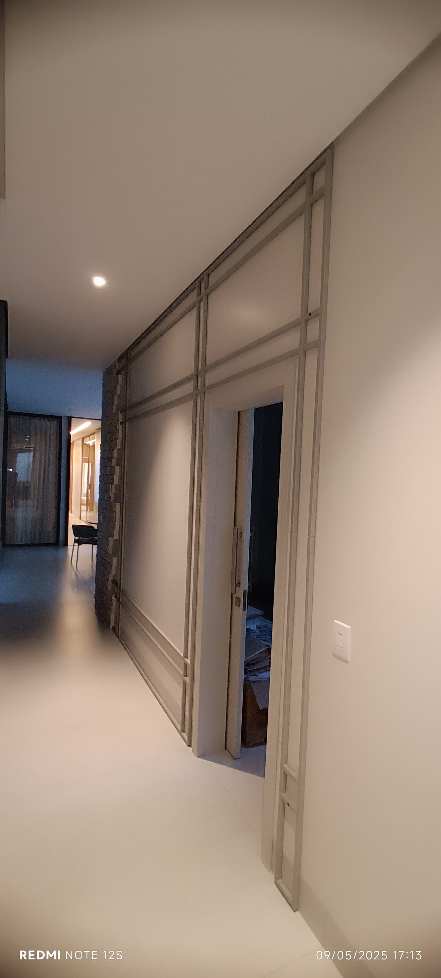 Divisória metálica estrutural — corredor residencial E|J Industrial