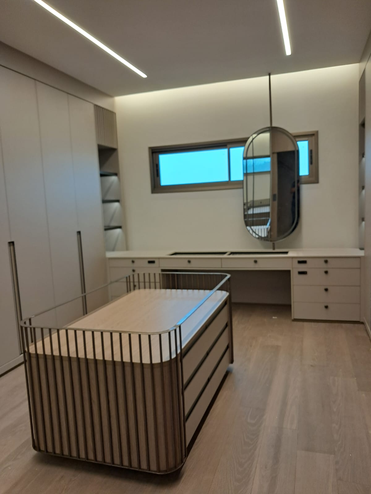 Closet com ilha metálica e espelho suspenso — E|J Industrial