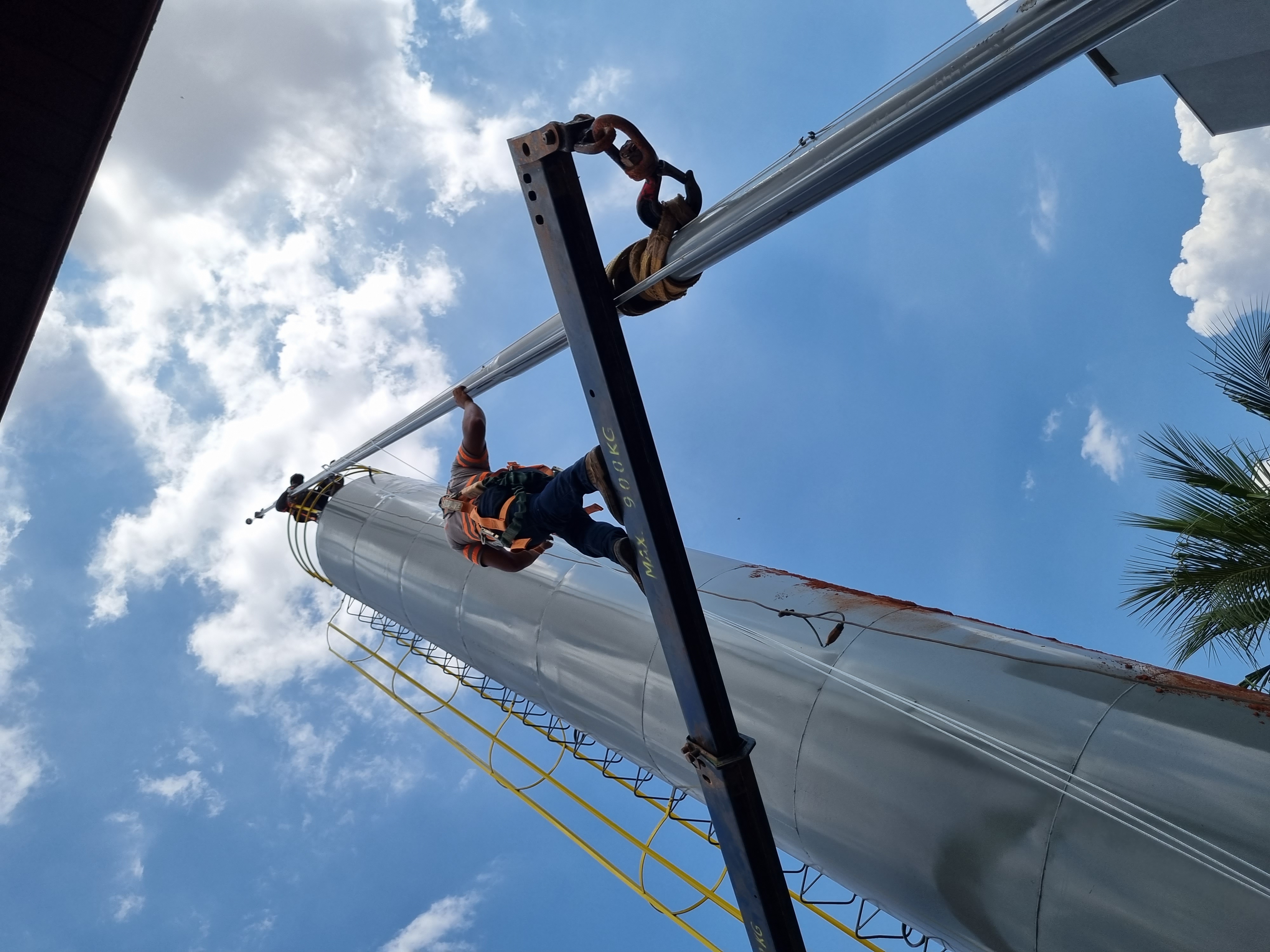 Estrutura metálica suspensa — E|J Industrial