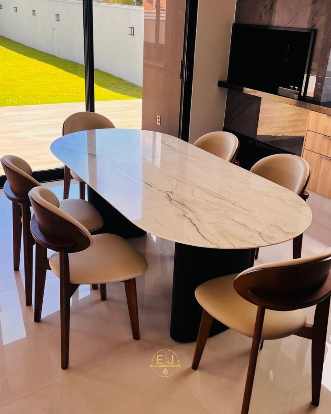 Mesa com base de aço sob medida em ambiente interno de alto padrão