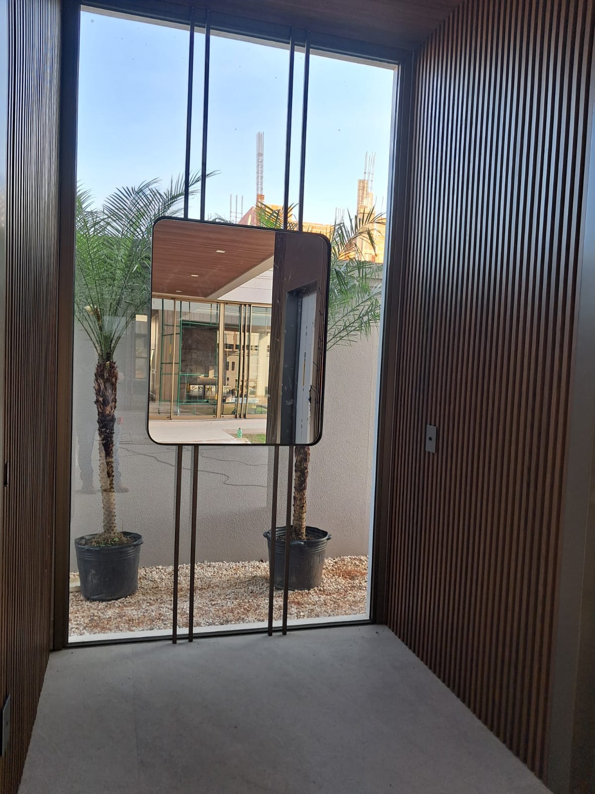 Espelho com moldura metálica minimalista — E|J Industrial